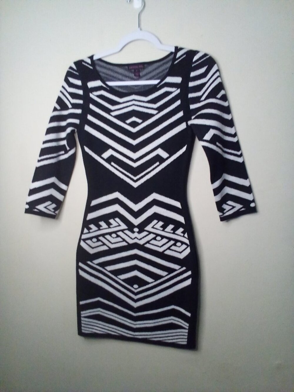 Material Girl Dress Women 8 Bodycon Fitted 3/4 Sleeve Pattern Black White